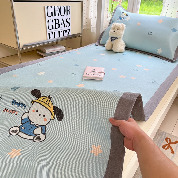 91家纺网 家纺一手货源 找家纺 雅居纺2025新款A类加厚三明治底绣花冰藤席  动感小狗