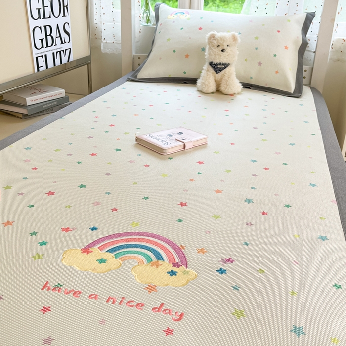 91家纺网 家纺一手货源 找家纺 雅居纺2025新款A类加厚三明治底绣花冰藤席  七彩虹