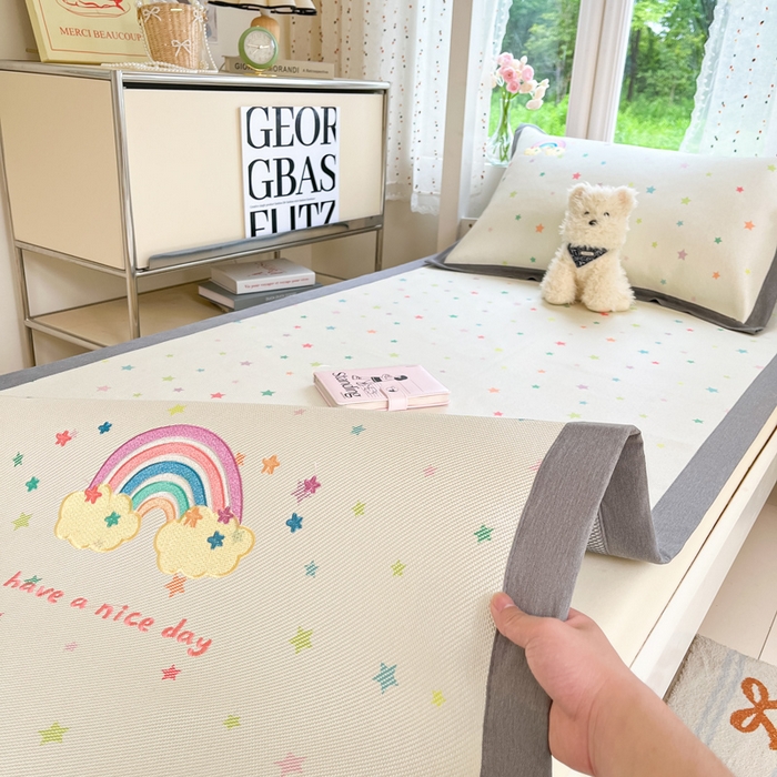 91家纺网 家纺一手货源 找家纺 雅居纺2025新款A类加厚三明治底绣花冰藤席  七彩虹