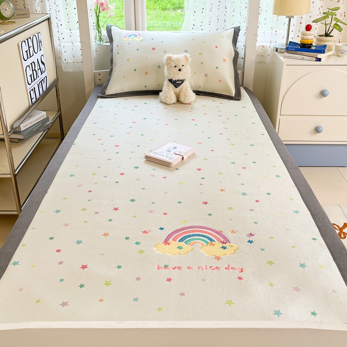 91家纺网 家纺一手货源 找家纺 雅居纺2025新款A类加厚三明治底绣花冰藤席  七彩虹