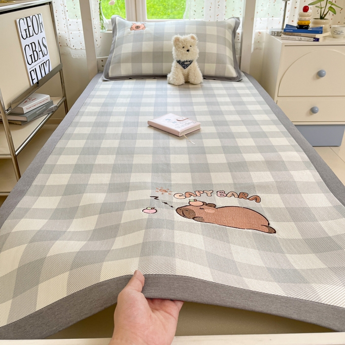 91家纺网 家纺一手货源 找家纺 雅居纺2025新款A类加厚三明治底绣花冰藤席  幸运巴拉