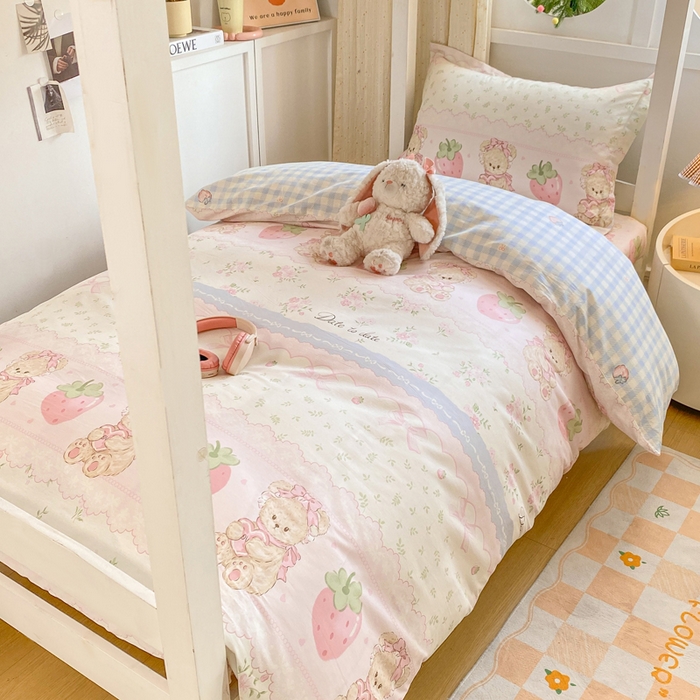 91家纺网 家纺一手货源 找家纺 朵安2025新款全棉印花学生三件套 妮娜熊