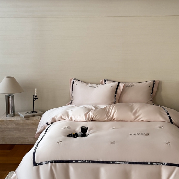 91家纺网 家纺一手货源 找家纺 咏绒家纺2025新款60S奥地利兰精天丝绣花黑边款四件套-蓓莉 蓓莉-粉