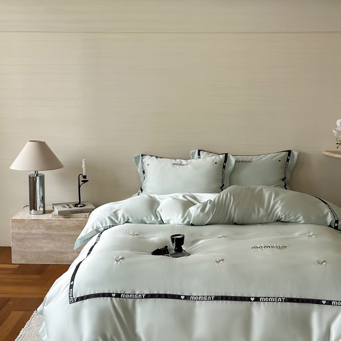 91家纺网 家纺一手货源 找家纺 咏绒家纺2025新款60S奥地利兰精天丝绣花黑边款四件套-蓓莉 蓓莉-蓝