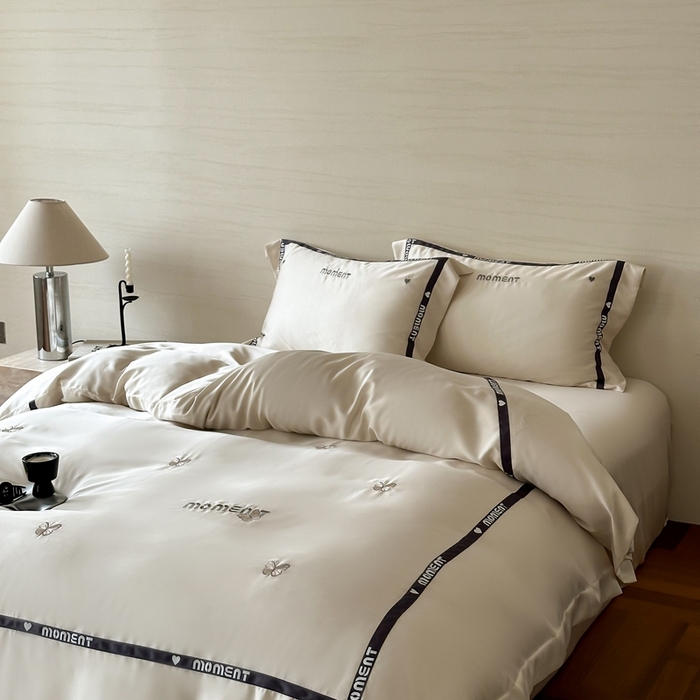 91家纺网 家纺一手货源 找家纺 咏绒家纺2025新款60S奥地利兰精天丝绣花黑边款四件套-蓓莉 蓓莉-白