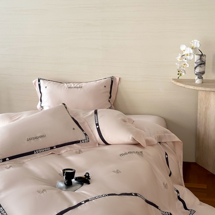 91家纺网 家纺一手货源 找家纺 咏绒家纺2025新款60S奥地利兰精天丝绣花黑边款四件套-蓓莉 蓓莉-粉