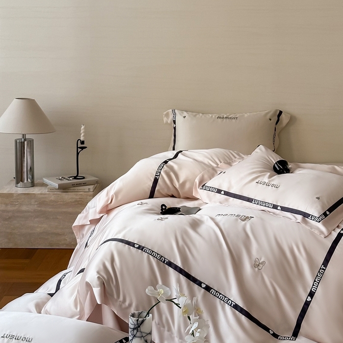 91家纺网 家纺一手货源 找家纺 咏绒家纺2025新款60S奥地利兰精天丝绣花黑边款四件套-蓓莉 蓓莉-粉