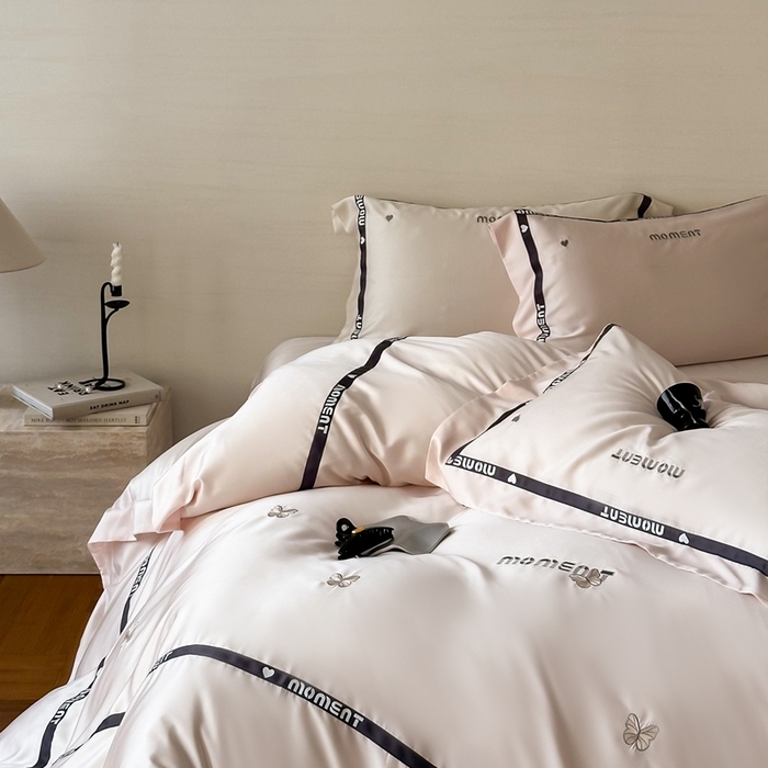 91家纺网 家纺一手货源 找家纺 咏绒家纺2025新款60S奥地利兰精天丝绣花黑边款四件套-蓓莉 蓓莉-粉