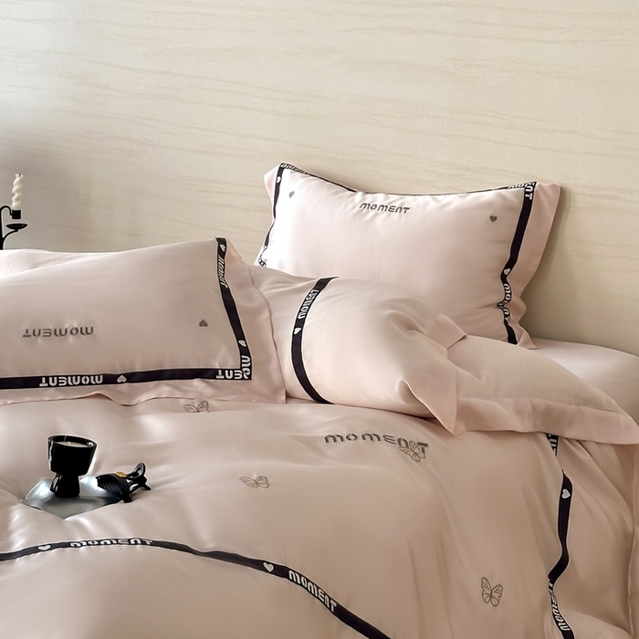 91家纺网 家纺一手货源 找家纺 咏绒家纺2025新款60S奥地利兰精天丝绣花黑边款四件套-蓓莉 蓓莉-粉