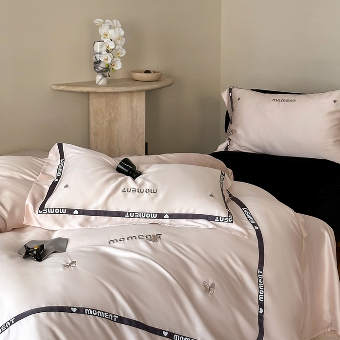 91家纺网 家纺一手货源 找家纺 咏绒家纺2025新款60S奥地利兰精天丝绣花黑边款四件套-蓓莉 蓓莉-粉