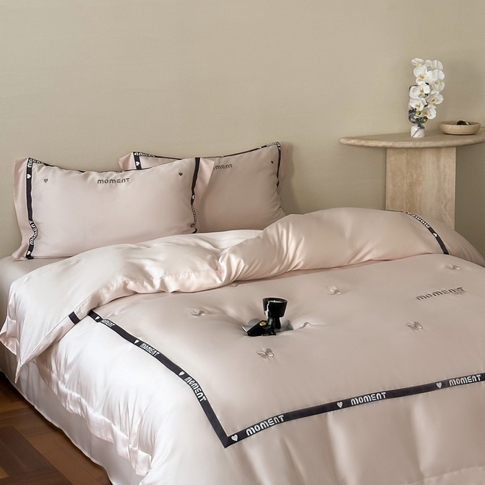 91家纺网 家纺一手货源 找家纺 咏绒家纺2025新款60S奥地利兰精天丝绣花黑边款四件套-蓓莉 蓓莉-粉