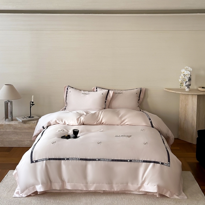 91家纺网 家纺一手货源 找家纺 咏绒家纺2025新款60S奥地利兰精天丝绣花黑边款四件套-蓓莉 蓓莉-粉