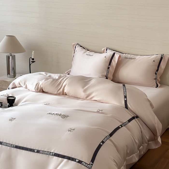 91家纺网 家纺一手货源 找家纺 咏绒家纺2025新款60S奥地利兰精天丝绣花黑边款四件套-蓓莉 蓓莉-粉