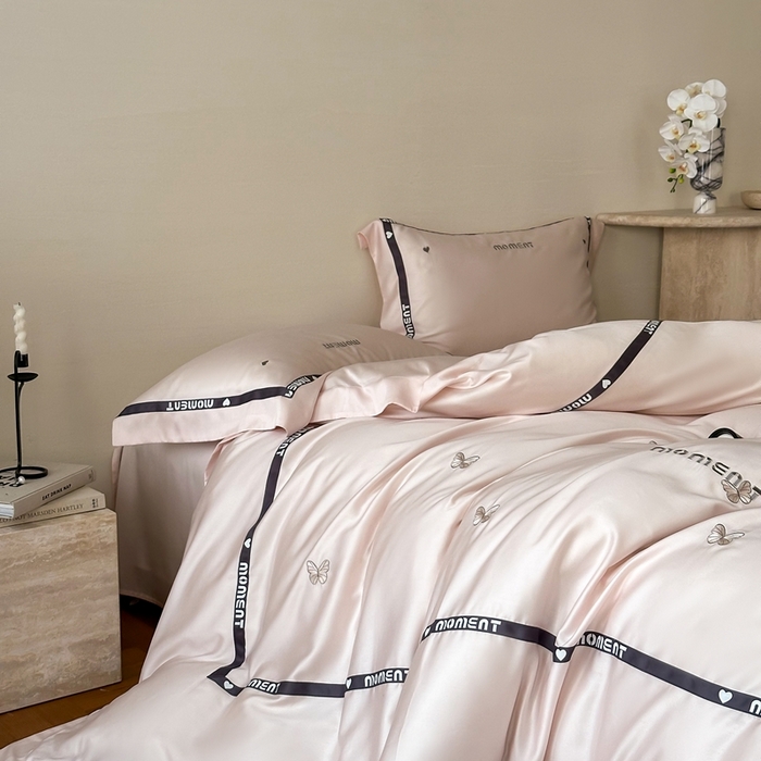 91家纺网 家纺一手货源 找家纺 咏绒家纺2025新款60S奥地利兰精天丝绣花黑边款四件套-蓓莉 蓓莉-粉