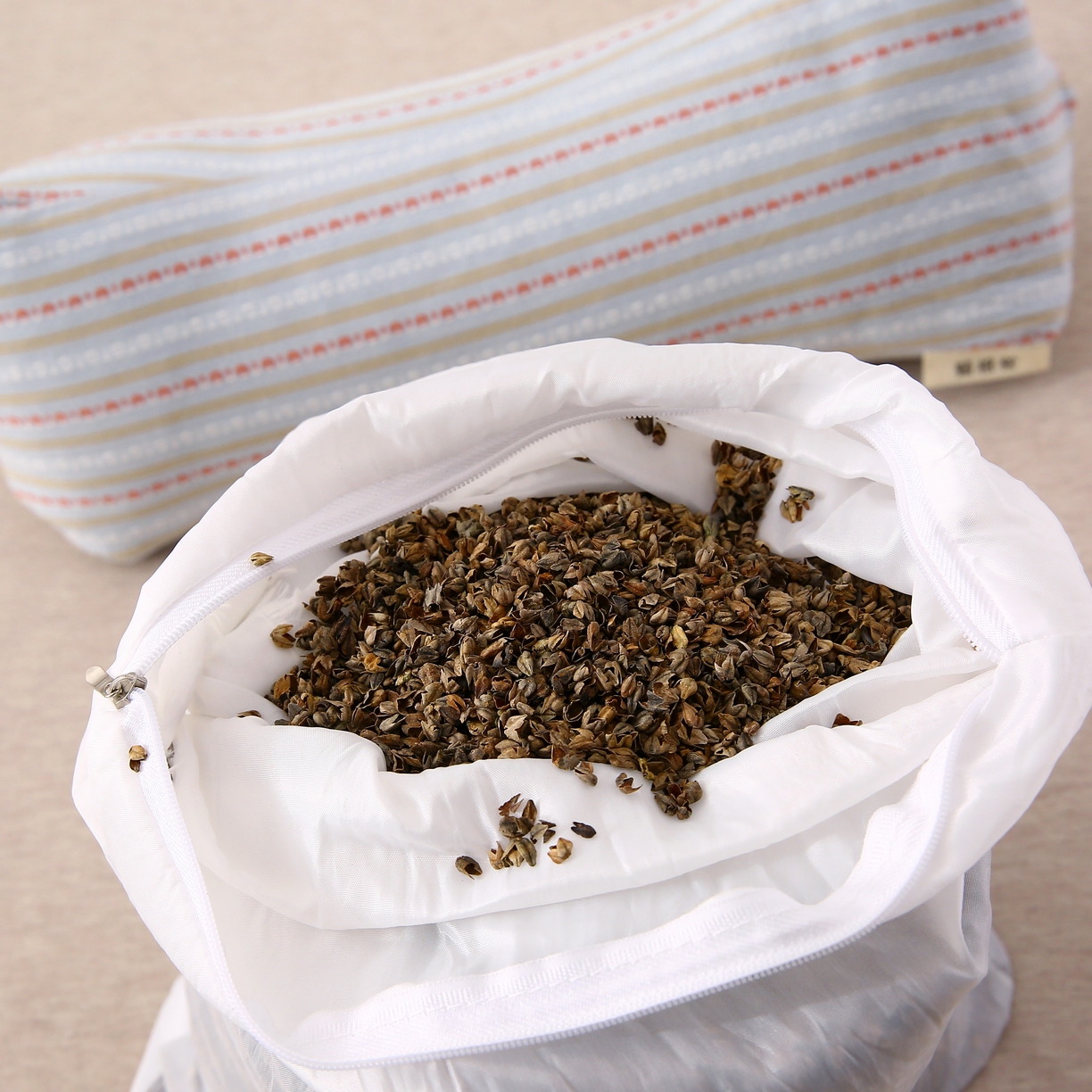 91家纺网 家纺一手货源 找家纺 珍贝2025新款3D条纹菱形荞麦枕 一只15*45三角条纹荞麦枕-灰色