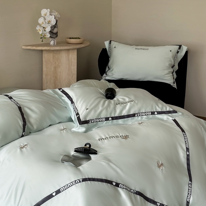 91家纺网 家纺一手货源 找家纺 咏绒家纺2025新款60S奥地利兰精天丝绣花黑边款四件套-蓓莉 蓓莉-蓝