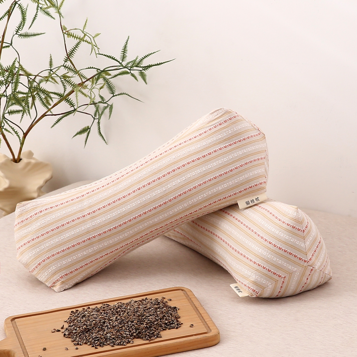 91家纺网 家纺一手货源 找家纺 珍贝2025新款3D条纹菱形荞麦枕 一只15*45三角条纹荞麦枕-卡其色