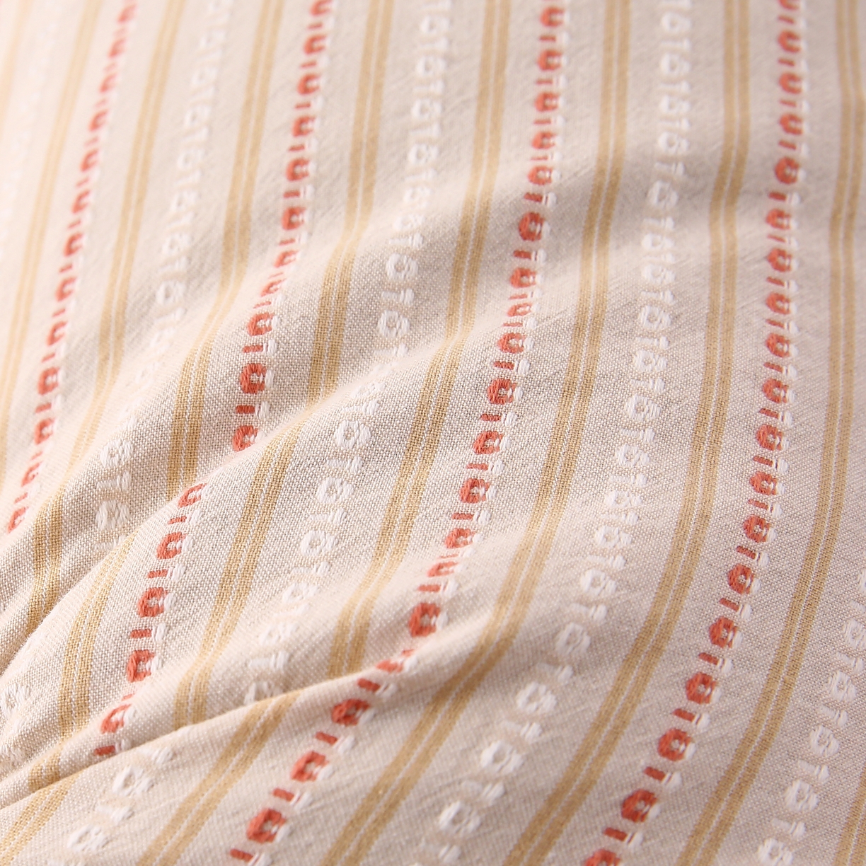 91家纺网 家纺一手货源 找家纺 珍贝2025新款3D条纹菱形荞麦枕 一只15*45三角条纹荞麦枕-卡其色