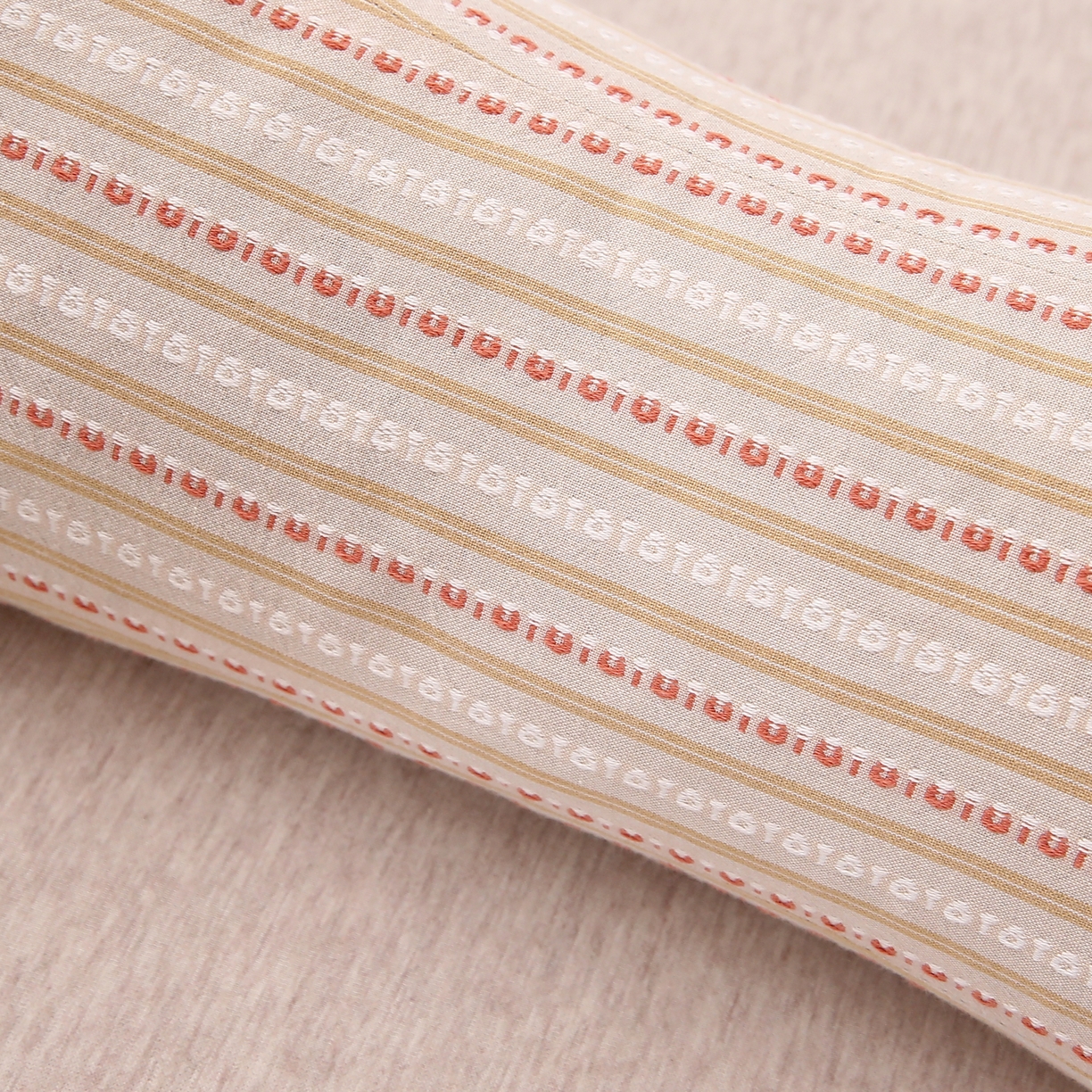 91家纺网 家纺一手货源 找家纺 珍贝2025新款3D条纹菱形荞麦枕 一只15*45三角条纹荞麦枕-卡其色