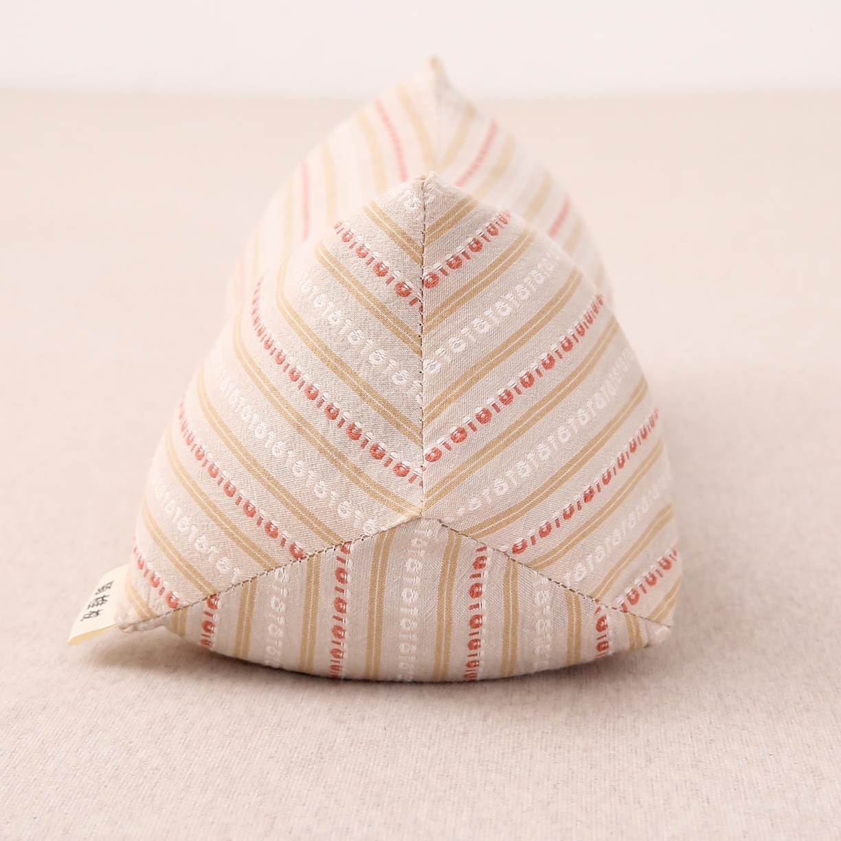 91家纺网 家纺一手货源 找家纺 珍贝2025新款3D条纹菱形荞麦枕 一只15*45三角条纹荞麦枕-卡其色