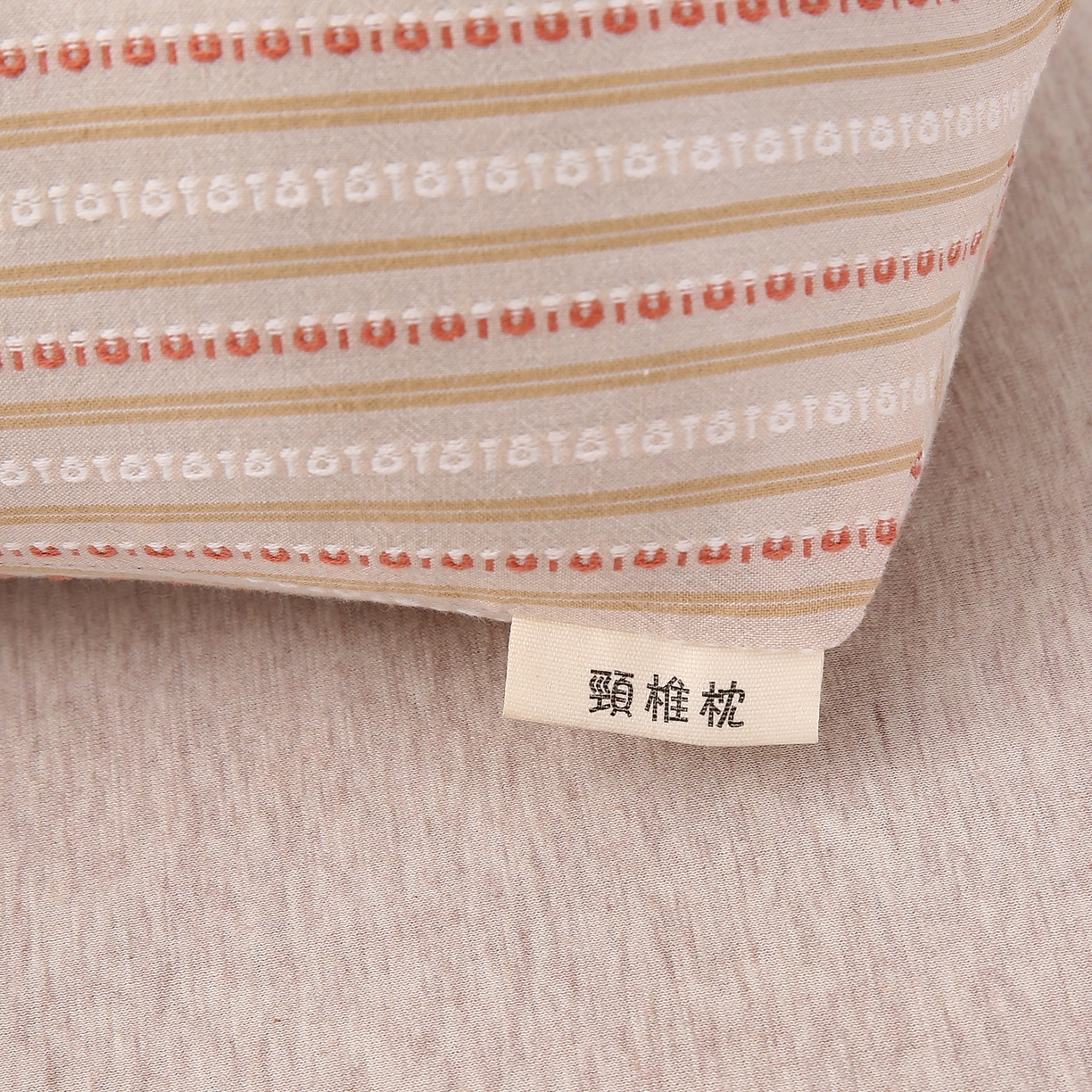 91家纺网 家纺一手货源 找家纺 珍贝2025新款3D条纹菱形荞麦枕 一只15*45三角条纹荞麦枕-卡其色