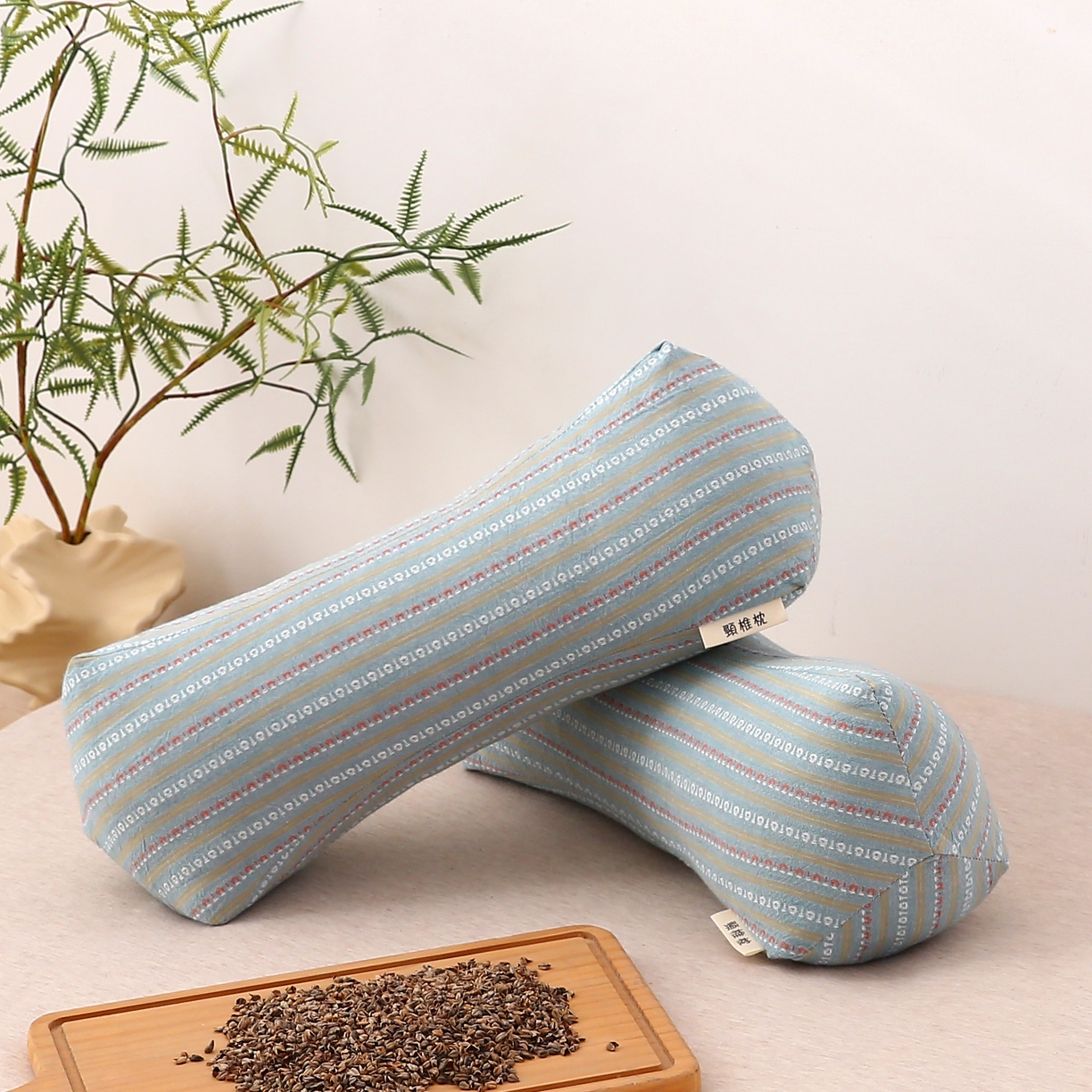 91家纺网 家纺一手货源 找家纺 珍贝2025新款3D条纹菱形荞麦枕 一只15*45三角条纹荞麦枕-蓝色