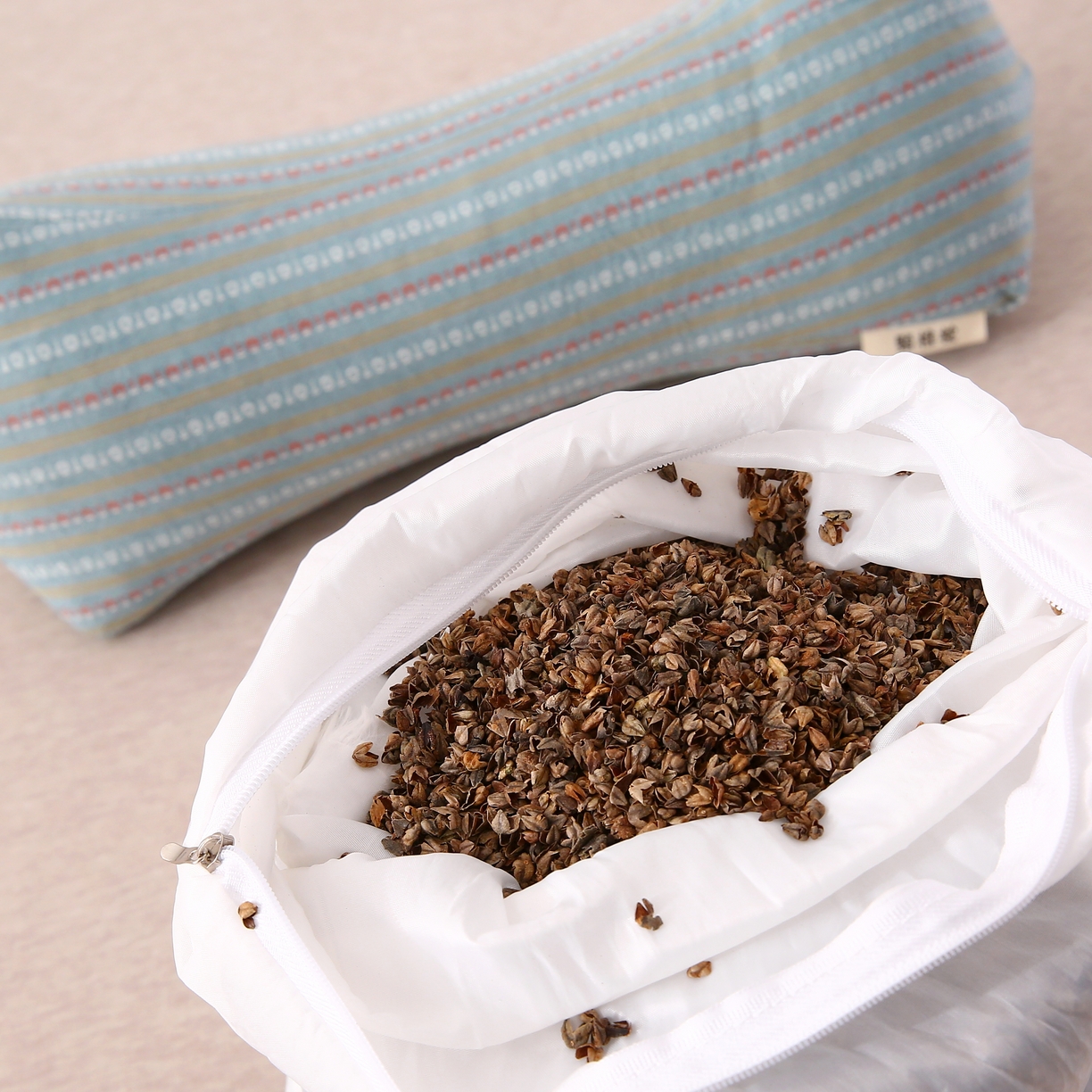 91家纺网 家纺一手货源 找家纺 珍贝2025新款3D条纹菱形荞麦枕 一只15*45三角条纹荞麦枕-蓝色