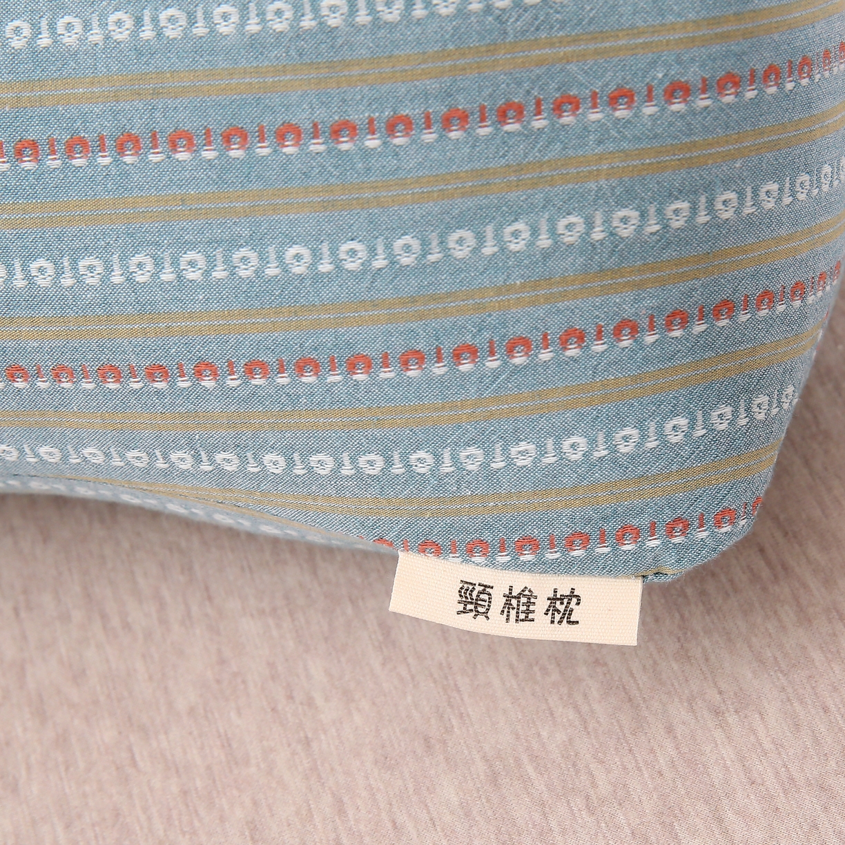 91家纺网 家纺一手货源 找家纺 珍贝2025新款3D条纹菱形荞麦枕 一只15*45三角条纹荞麦枕-蓝色