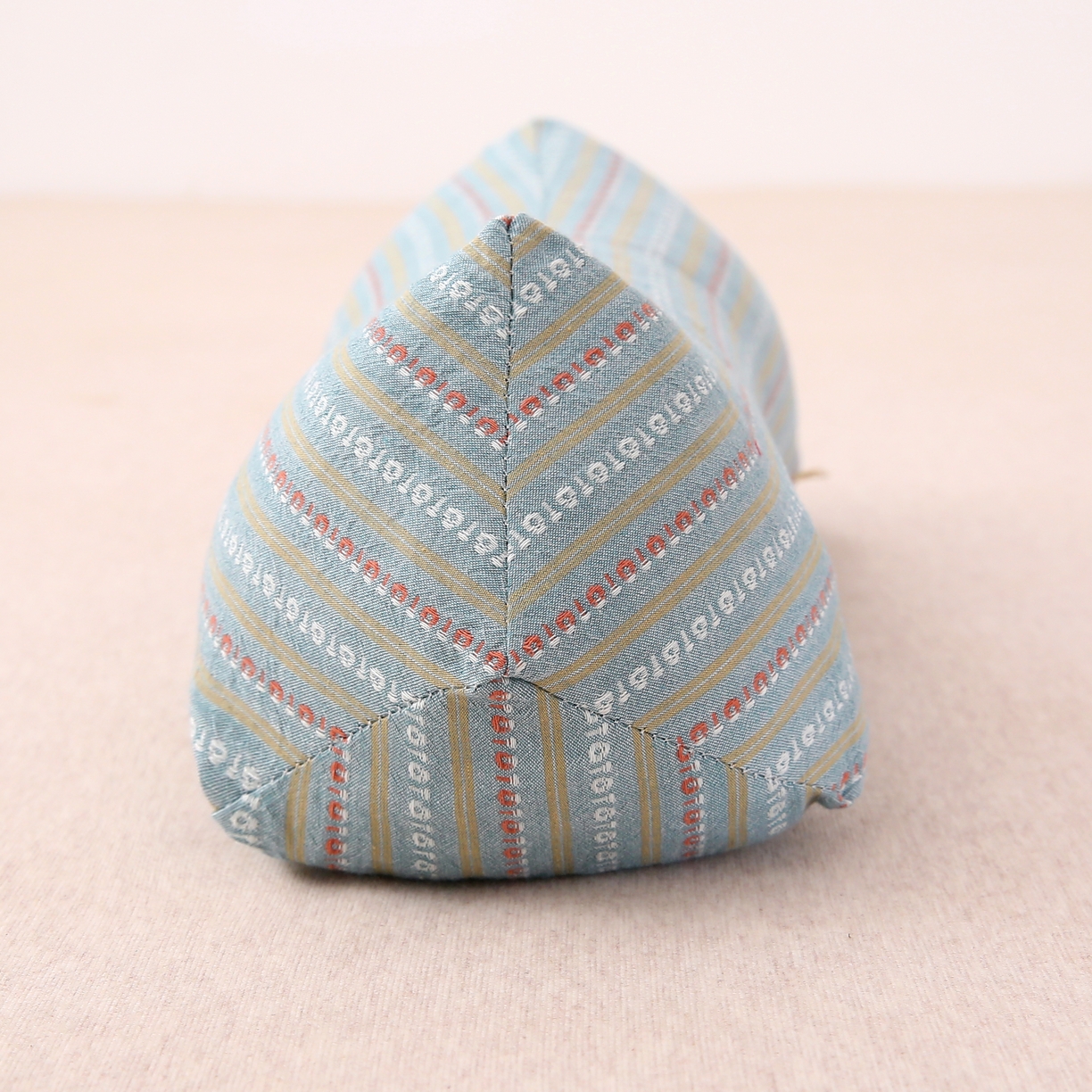 91家纺网 家纺一手货源 找家纺 珍贝2025新款3D条纹菱形荞麦枕 一只15*45三角条纹荞麦枕-蓝色