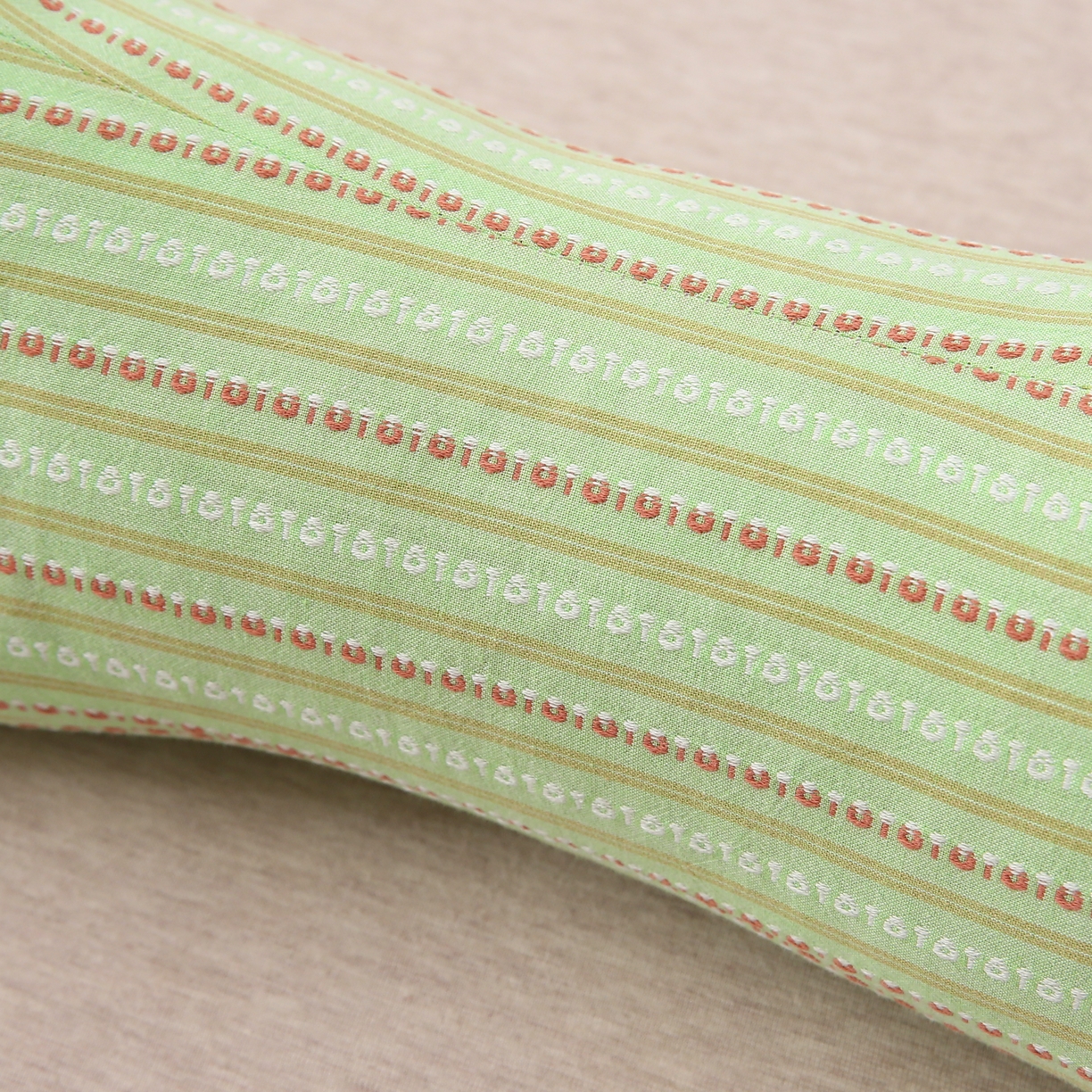 91家纺网 家纺一手货源 找家纺 珍贝2025新款3D条纹菱形荞麦枕 一只15*45三角条纹荞麦枕-绿色