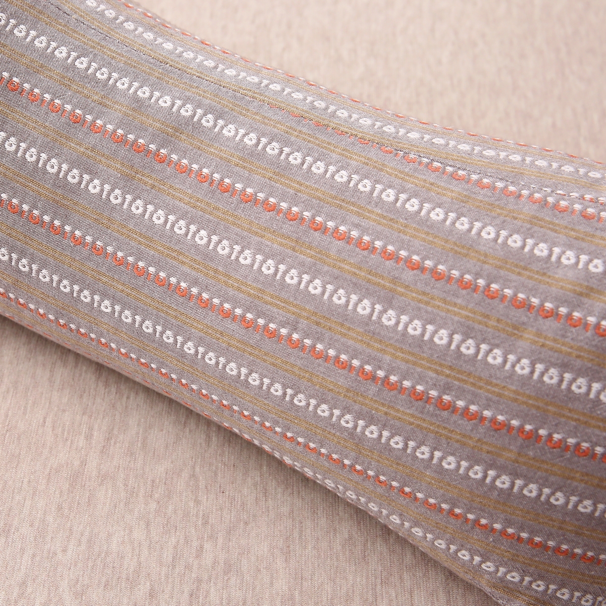 91家纺网 家纺一手货源 找家纺 珍贝2025新款3D条纹菱形荞麦枕 一只15*45三角条纹荞麦枕-棕色