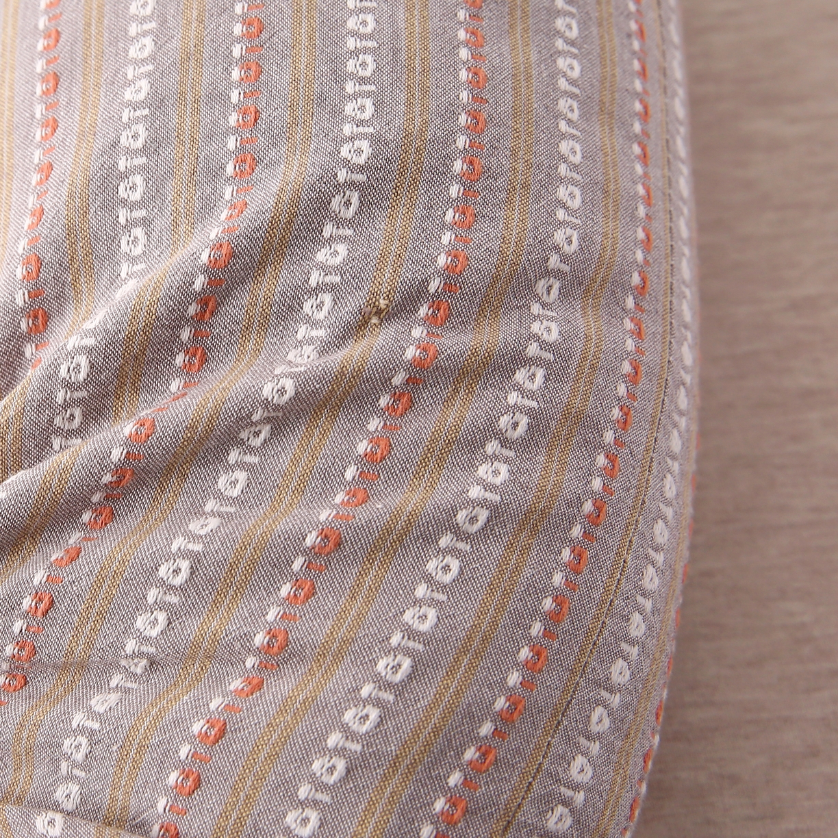 91家纺网 家纺一手货源 找家纺 珍贝2025新款3D条纹菱形荞麦枕 一只15*45三角条纹荞麦枕-棕色