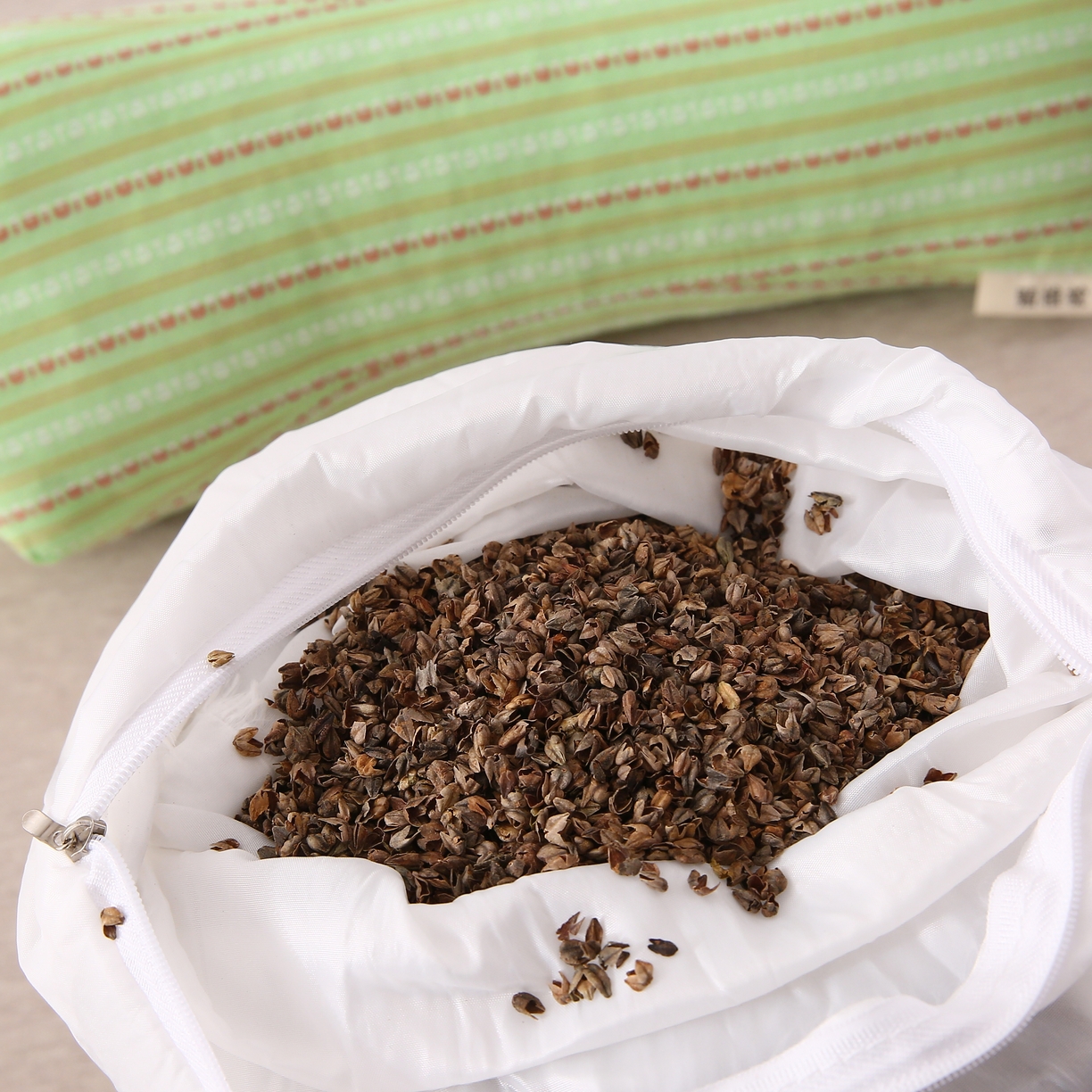 91家纺网 家纺一手货源 找家纺 珍贝2025新款3D条纹菱形荞麦枕 一对15*45三角条纹荞麦枕-绿色