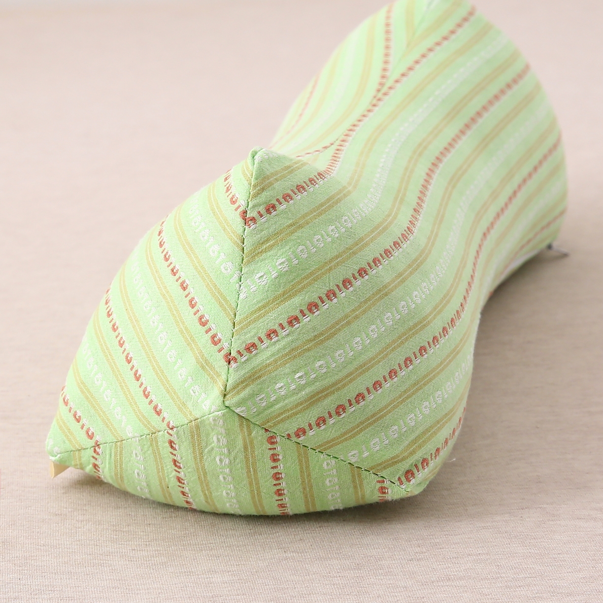 91家纺网 家纺一手货源 找家纺 珍贝2025新款3D条纹菱形荞麦枕 一对15*45三角条纹荞麦枕-绿色