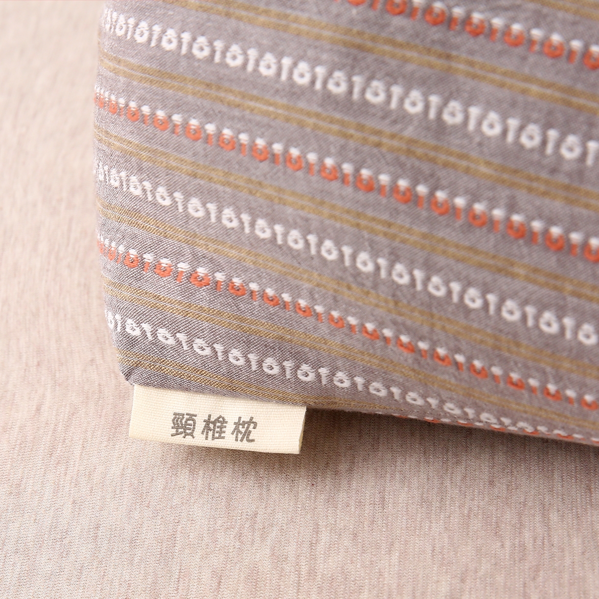 91家纺网 家纺一手货源 找家纺 珍贝2025新款3D条纹菱形荞麦枕 一对15*45三角条纹荞麦枕-棕色