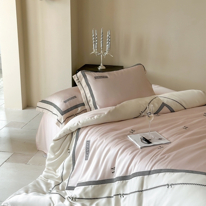 91家纺网 家纺一手货源 找家纺 咏绒家纺2025新款60S奥地利兰精天丝绣花四件套千鸟格-克洛伊 克洛伊-粉