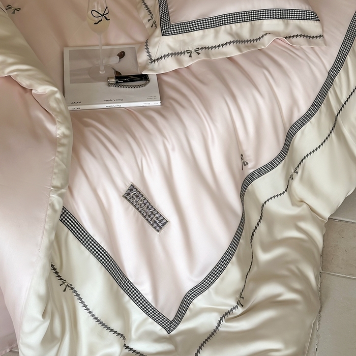 91家纺网 家纺一手货源 找家纺 咏绒家纺2025新款60S奥地利兰精天丝绣花四件套千鸟格-克洛伊 克洛伊-粉