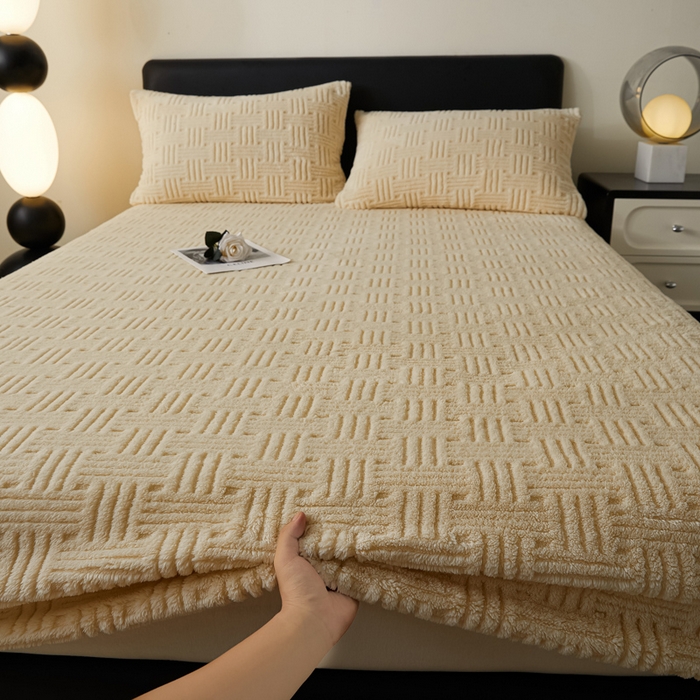 91家纺网 家纺一手货源 找家纺 欧邦2025新款提花舒棉绒塔芙绒床笠跨境-场景一 暖米杏