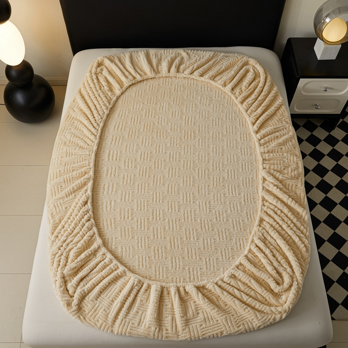 91家纺网 家纺一手货源 找家纺 欧邦2025新款提花舒棉绒塔芙绒床笠跨境-场景一 暖米杏