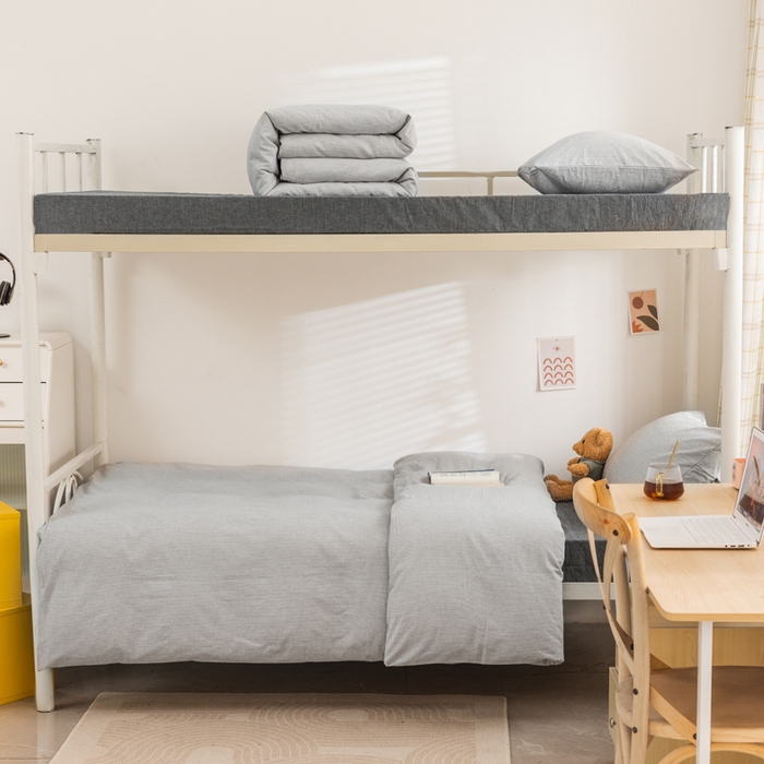 91家纺网 家纺一手货源 找家纺 柠萌家居 2025年最新款学生宿舍全棉无印风A类良品宿舍上下铺三件套 灰极细条