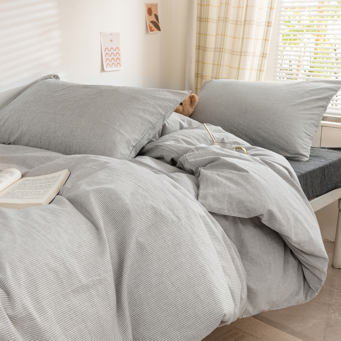 91家纺网 家纺一手货源 找家纺 柠萌家居 2025年最新款学生宿舍全棉无印风A类良品宿舍上下铺三件套 灰极细条