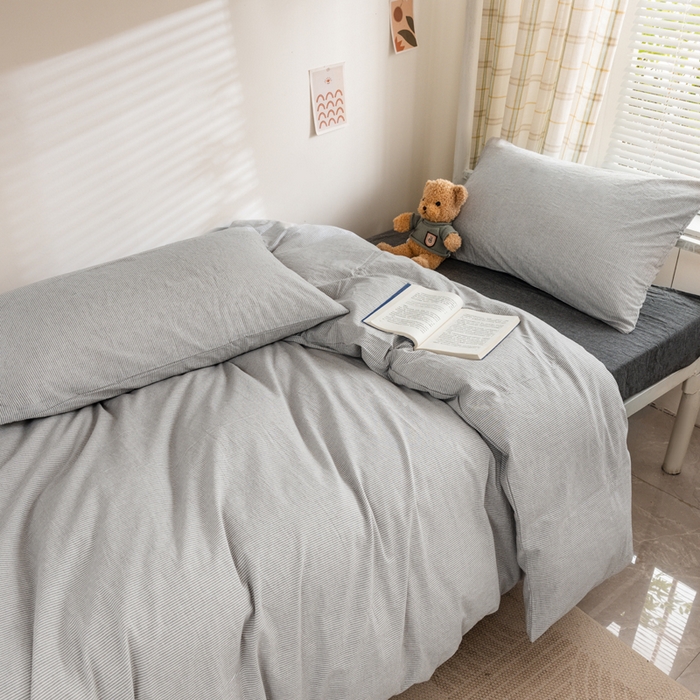 91家纺网 家纺一手货源 找家纺 柠萌家居 2025年最新款学生宿舍全棉无印风A类良品宿舍上下铺三件套 灰极细条