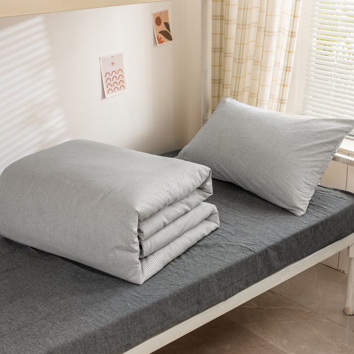 91家纺网 家纺一手货源 找家纺 柠萌家居 2025年最新款学生宿舍全棉无印风A类良品宿舍上下铺三件套 灰极细条