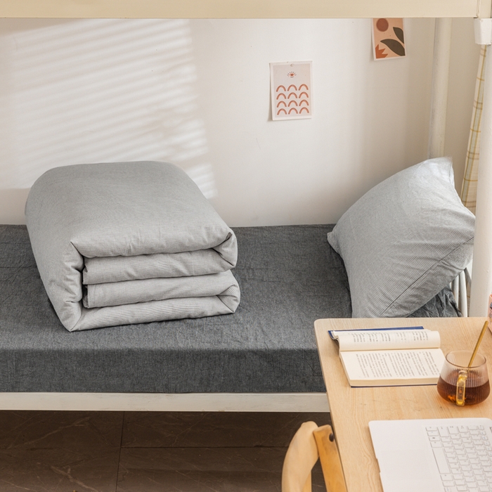 91家纺网 家纺一手货源 找家纺 柠萌家居 2025年最新款学生宿舍全棉无印风A类良品宿舍上下铺三件套 灰极细条