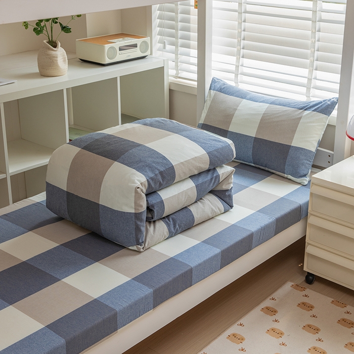 91家纺网 家纺一手货源 找家纺 柠萌家居 2025年最新款学生宿舍全棉无印风A类良品宿舍上下铺三件套 蓝白大格