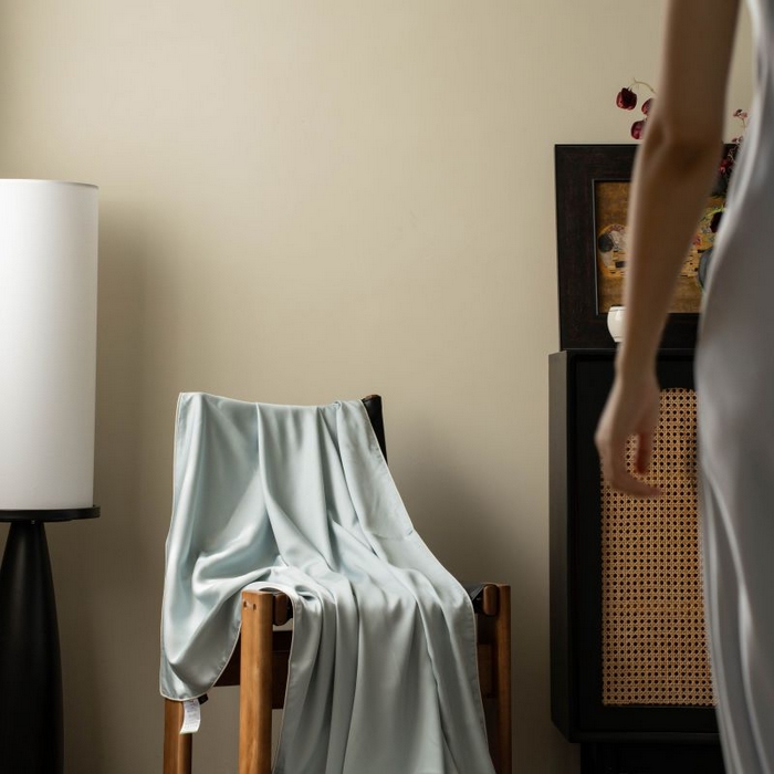 91家纺网 家纺一手货源 找家纺 咏绒家纺工厂店 2025新款A类奥地利进口天丝盖毯系列 -风格一 秋波蓝