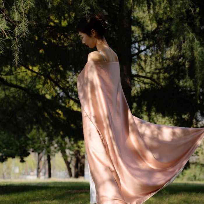 91家纺网 家纺一手货源 找家纺 咏绒家纺工厂店 2025新款A类奥地利进口天丝盖毯系列 -风格一 桃之夭夭