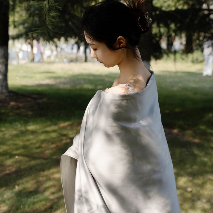 91家纺网 家纺一手货源 找家纺 咏绒家纺工厂店 2025新款A类奥地利进口天丝盖毯系列 -风格一 云间青绿