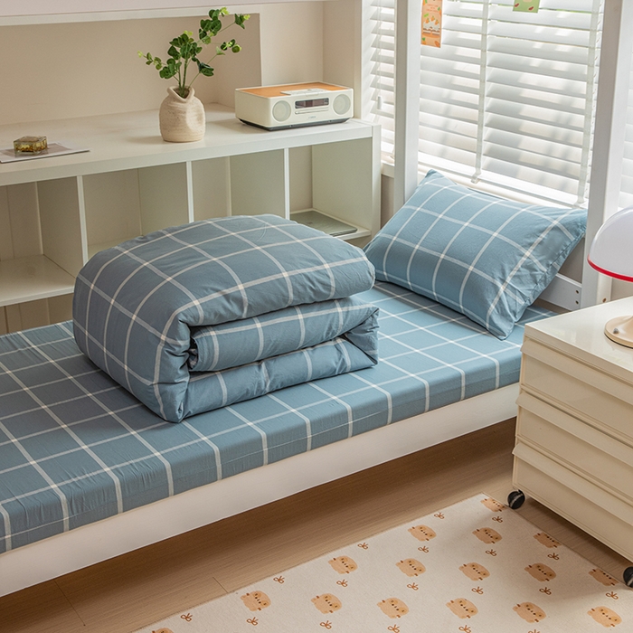 91家纺网 家纺一手货源 找家纺 柠萌家居 2025年最新款学生宿舍全棉无印风A类良品宿舍上下铺三件套 浅蓝大格