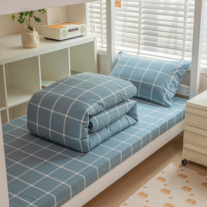 91家纺网 家纺一手货源 找家纺 柠萌家居 2025年最新款学生宿舍全棉无印风A类良品宿舍上下铺三件套 浅蓝大格